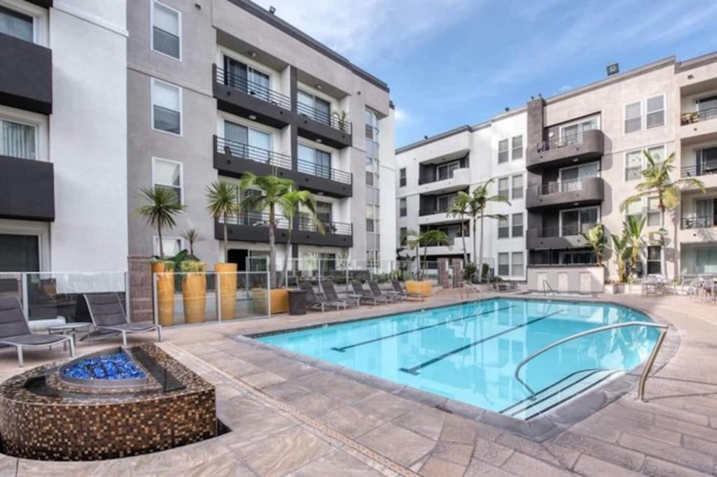 洛杉矶Marina Apartment Pool,Gym,Jacuzzi的公寓大楼庭院内的游泳池
