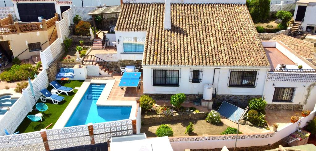 福恩吉罗拉Villa Las Mercedes - Urbanización El Castillo的享有带游泳池的房屋的空中景致