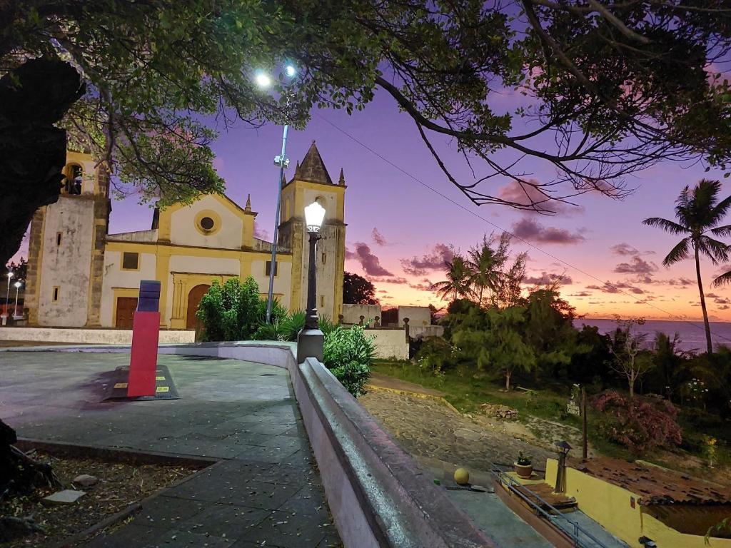 奥林达Cantinho das Olandas的一座教堂,在海洋前有钟楼