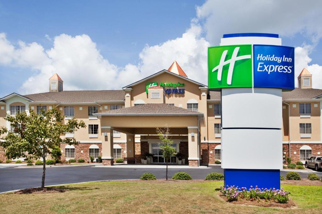 萨凡纳Holiday Inn Express Savannah Airport, an IHG Hotel的建筑前有标志的酒店