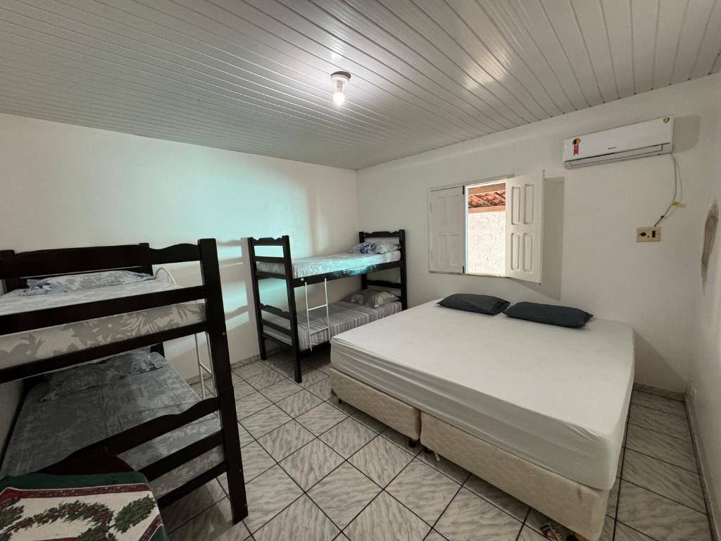 卡诺格布拉达My House Canoa的一间卧室配有一张床和两张双层床。