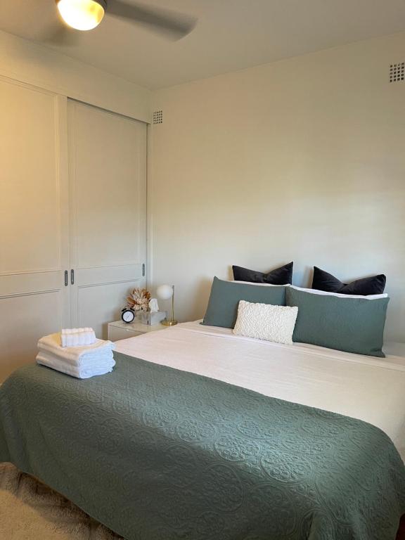 布莱克敦Charming & Cozy 2BR Cottage的一间卧室配有一张带蓝色枕头的大床