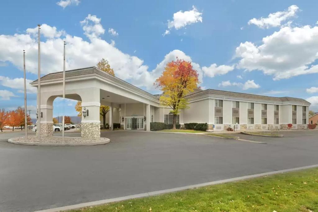 PaysonQuality Inn Payson I-15的停车场内有拱门的大型白色建筑