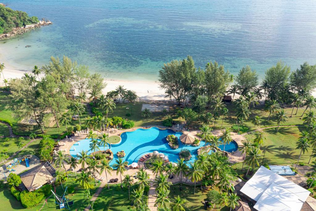 拉古洼娜湾假日酒店的享有带游泳池的度假村的空中景致