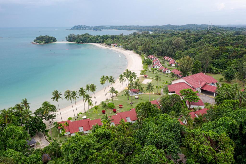 拉古洼玛扬萨瑞海滩假日酒店的享有度假村和海滩的空中景致