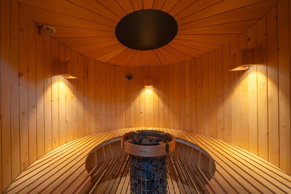 横滨HUBHUB横浜天王町的中间设有带卫生间的桑拿浴室