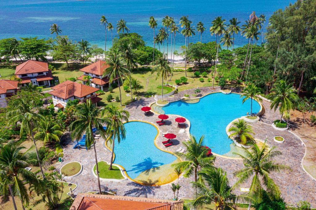拉古洼班育波鲁别墅酒店的享有带游泳池的度假村的空中景致