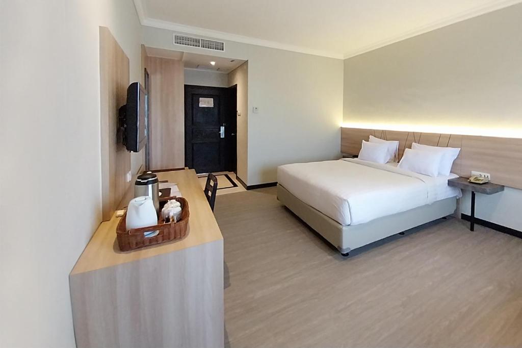 沙马林达Grand Verona Samarinda的酒店客房,配有床和电视