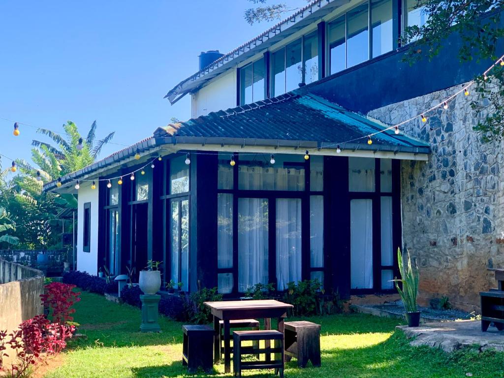 康提Miracle Trail Kandy的院子里带野餐桌的房子