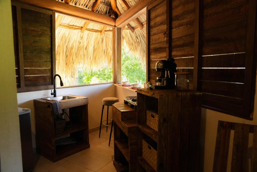 特隆戈内斯Surf Lodge at Casa Mexibali, Troncones的厨房设有水槽和窗户。