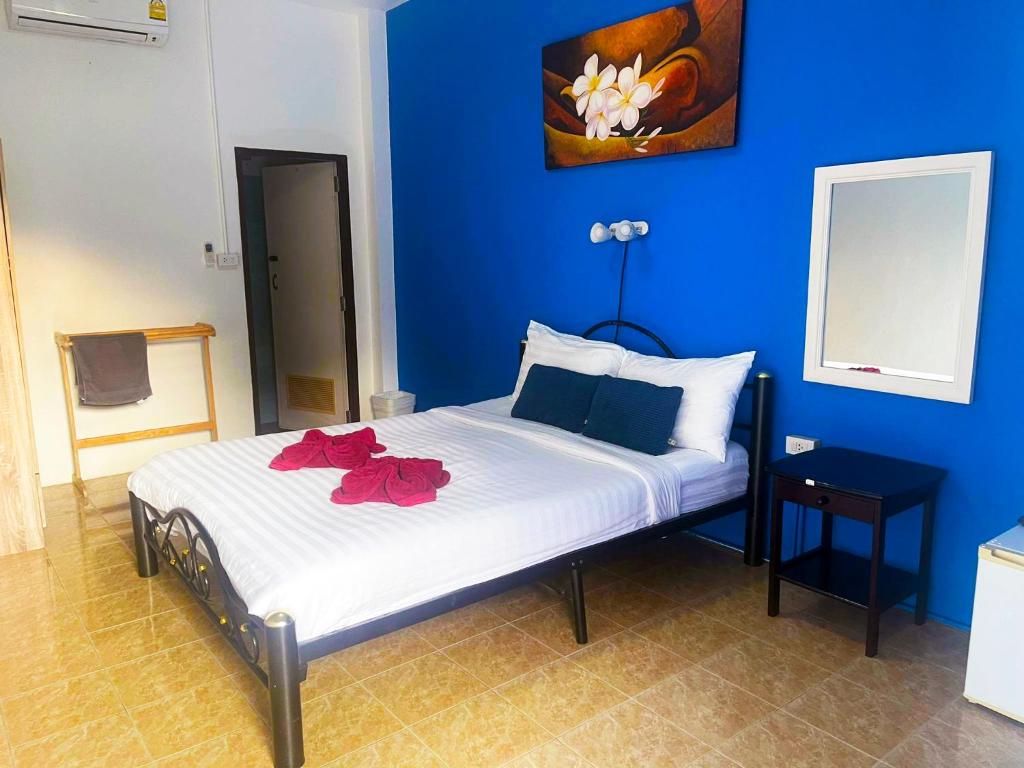 波普托阿耐克斯旅馆的蓝色卧室,床上有红色鲜花