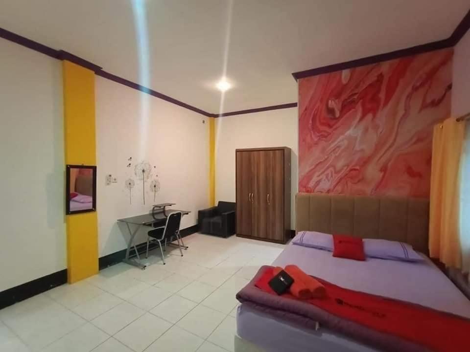 巴厘巴板Pavillion EMWEKA Balikpapan的一间卧室配有一张壁画床