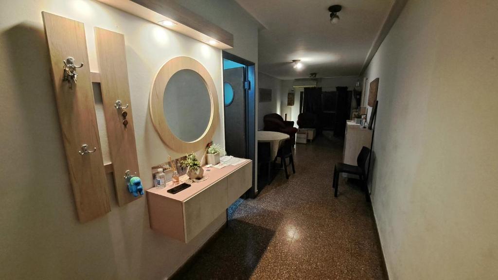 圣米格尔·德·图库玛Dpto amplio de categoria en Tucumán的浴室设有水槽和墙上的镜子