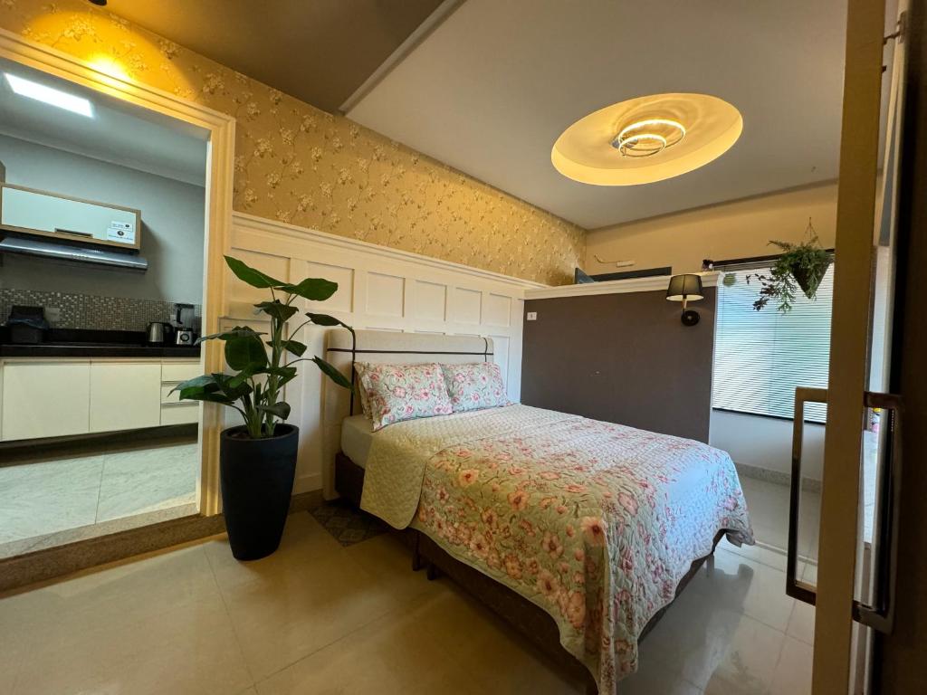 阿拉克鲁斯Hotel APART Zuccolotto 1的带厨房的客房内一间卧室,配有一张床