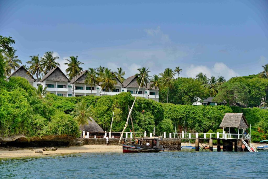 基利菲Mnarani Beach Club的船停靠在海滩上,有房子