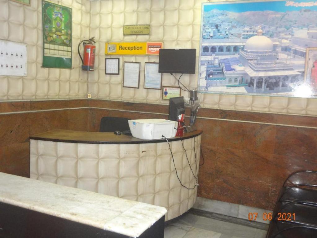 加尔各答Khaja Hotel的餐厅的柜台,有广告