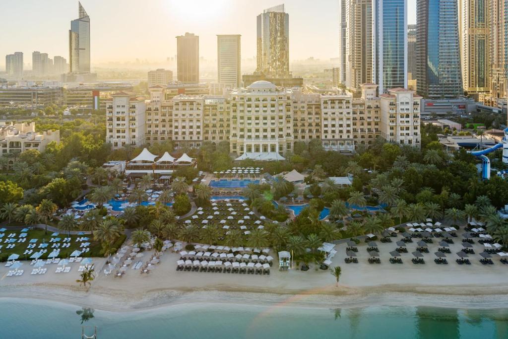 迪拜The Westin Dubai Mina Seyahi Beach Resort and Waterpark的享有海滩度假村的空中景致