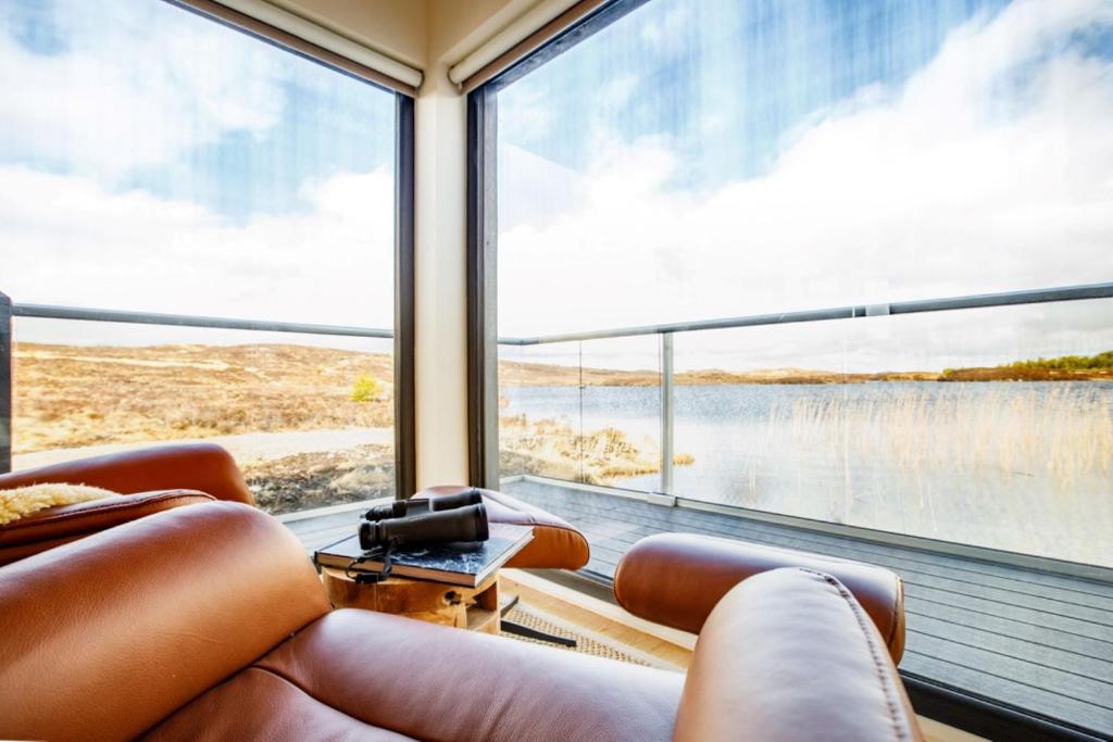 TomichThe Boathouse的客房设有湖景大窗户。