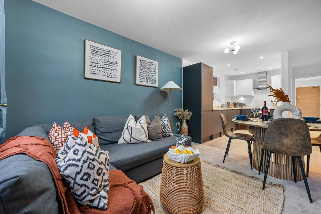 南安普敦1 BR, central Southampton, Stunning Apt by Blue Puffin Stays的客厅配有蓝色的沙发和桌子
