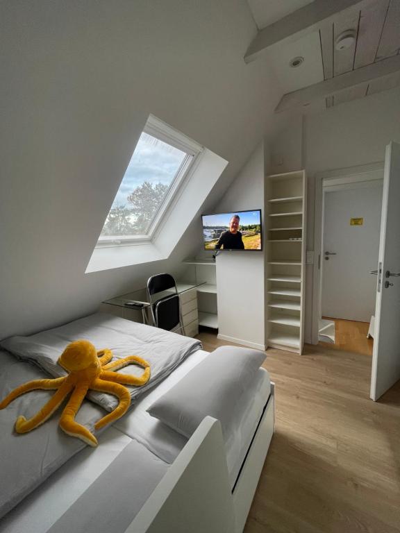 纽伦堡Spielwarenmesse Unterkunft的一间卧室,配有一张黄色章鱼床