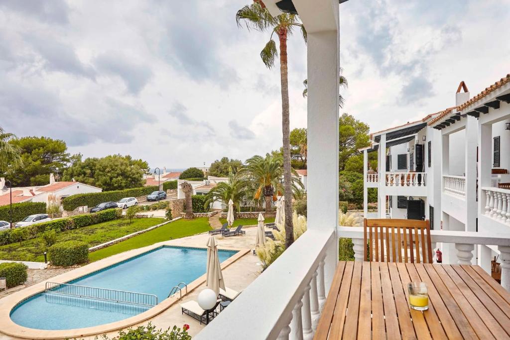 比尼贝卡OasisBlanc Binibeca的从房子的阳台上可欣赏到游泳池的景色