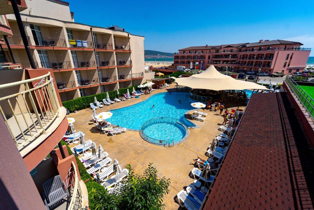 阳光海滩MPM Hotel Orel - Ultra All Inclusive的享有酒店游泳池的顶部景色