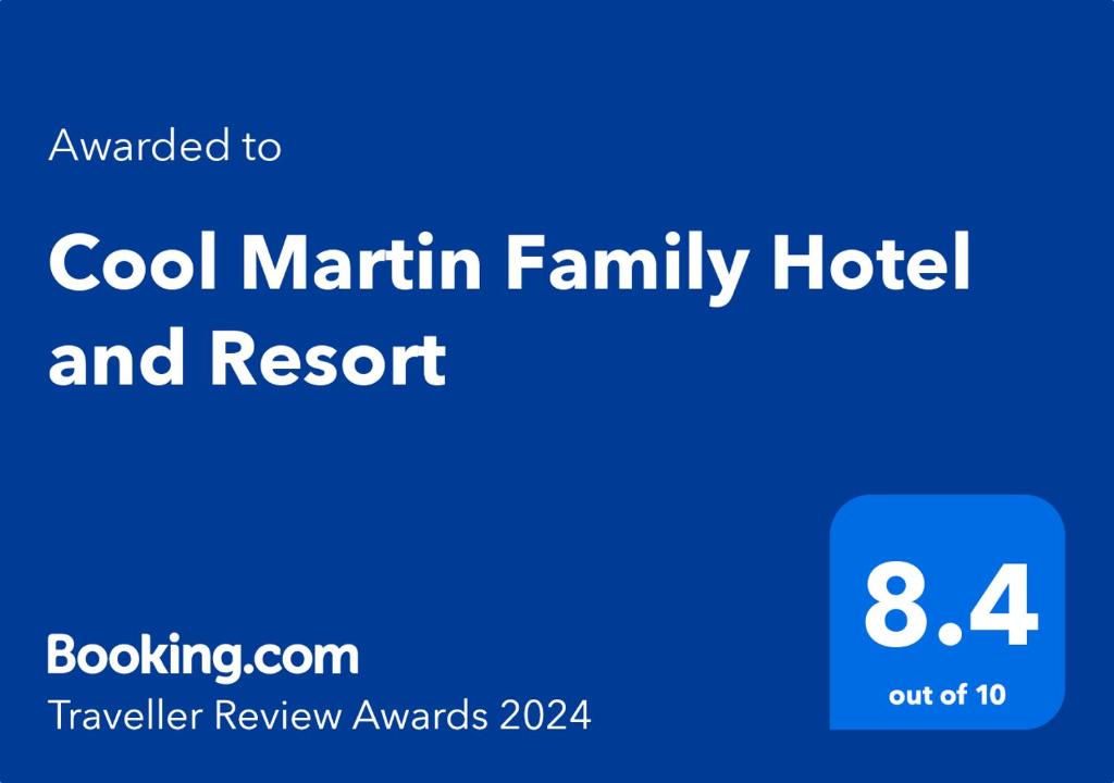 BacoorCool Martin Family Hotel and Resort的蓝色标志,读到凉爽的马林家庭酒店和度假村