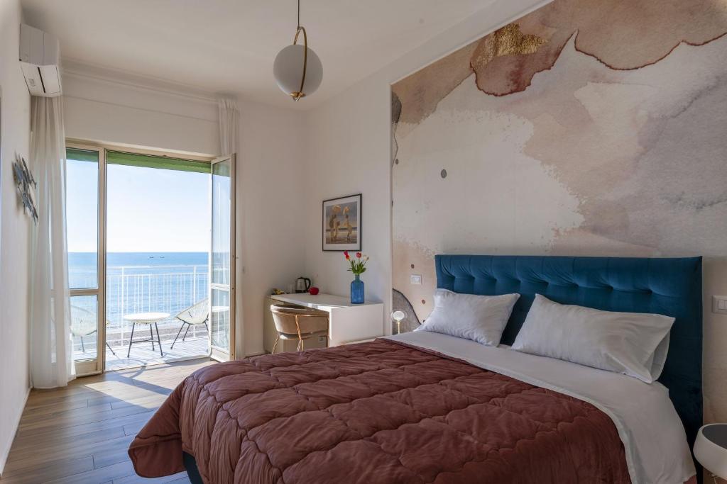 萨莱诺Cas’ A Mare - Beachfront Luxury Suites的一间卧室配有一张床,享有海景