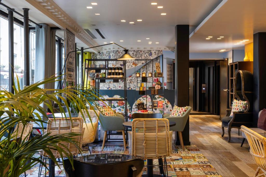 巴黎安托万酒店的餐厅设有桌椅和窗户。