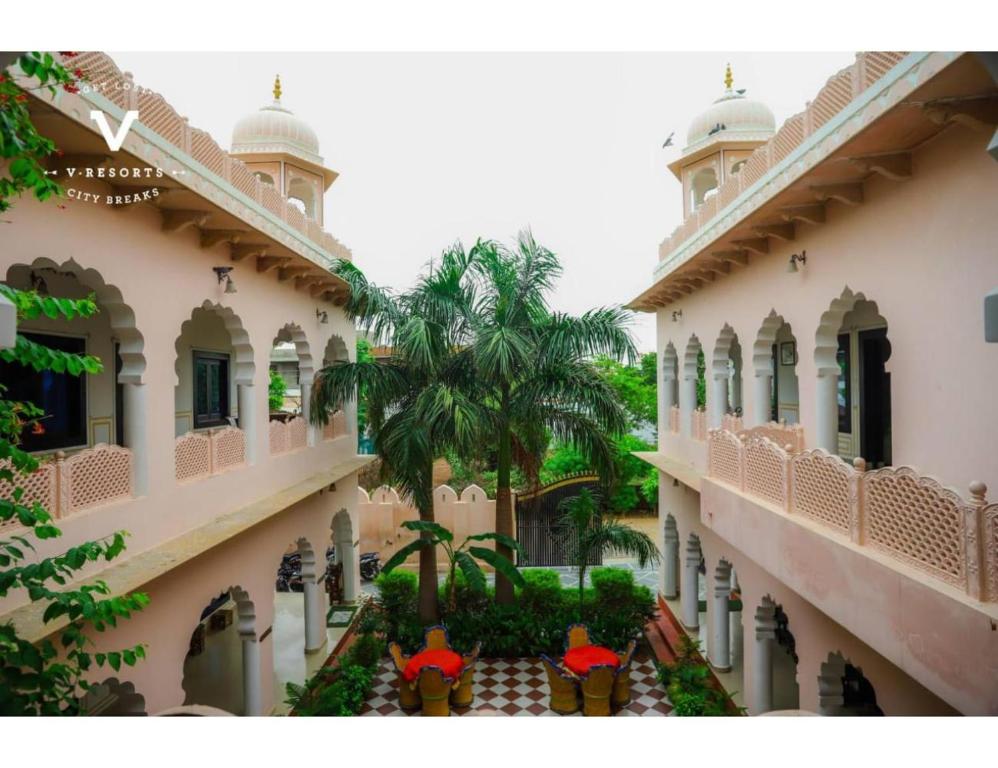 Hotel Kiran Villa Palace, Bharatpur的阳台或露台