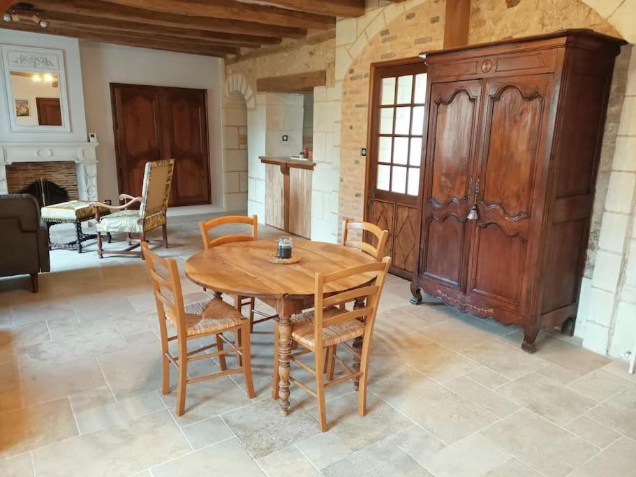 Artannes-sur-IndreGîte avec vue sur l'Indre的一间带木桌和椅子的用餐室
