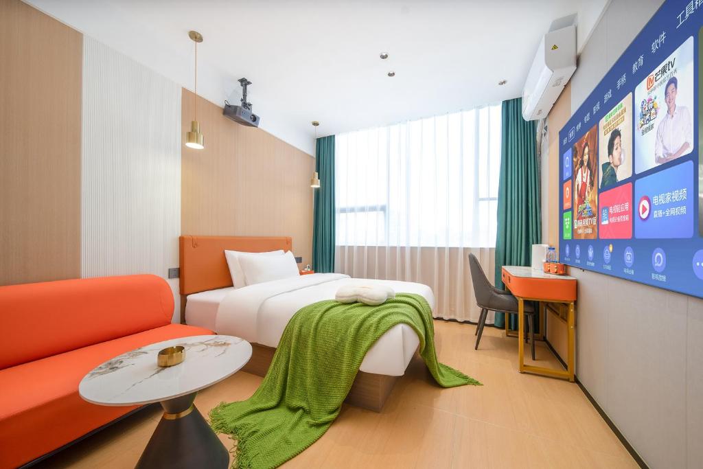 广州广州雅舍酒店（科韵路地铁站琶洲会展店）的酒店客房,配有床和沙发
