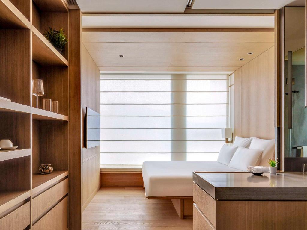 香港香港明怡美憬阁精选酒店的一间卧室设有一张床和一个大窗户