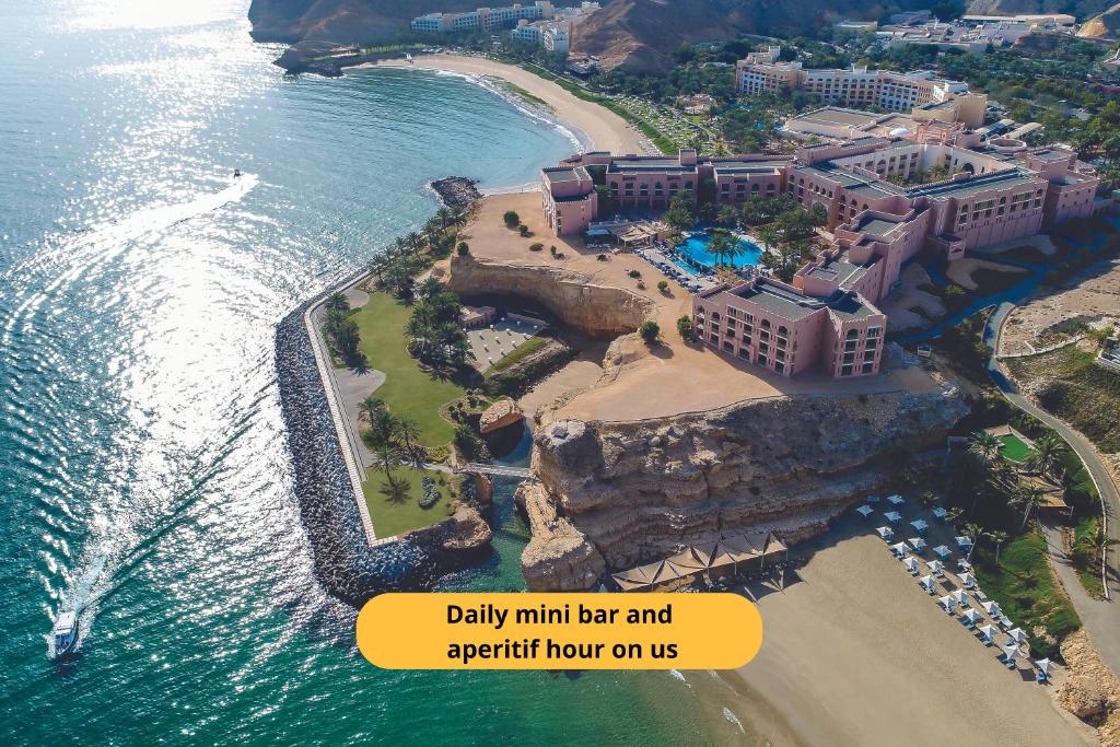 马斯喀特Shangri-La Al Husn, Muscat - Adults Only Resort的海滩上的度假村的空中景致