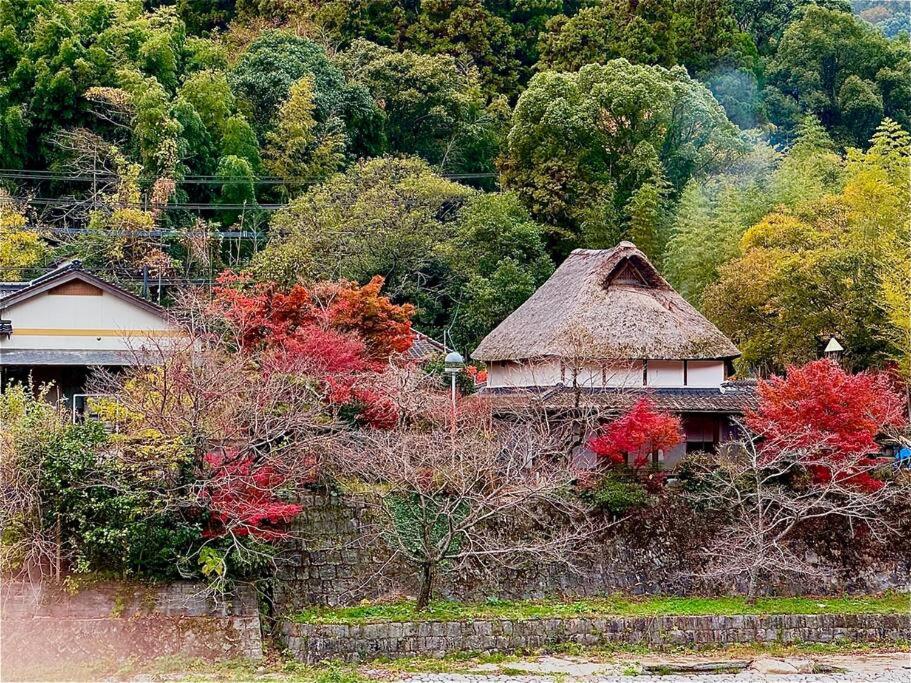 Furuyu洋々庵・古民家一棟貸・完全貸切・プライベートサウナ的森林中茅草屋顶的房子