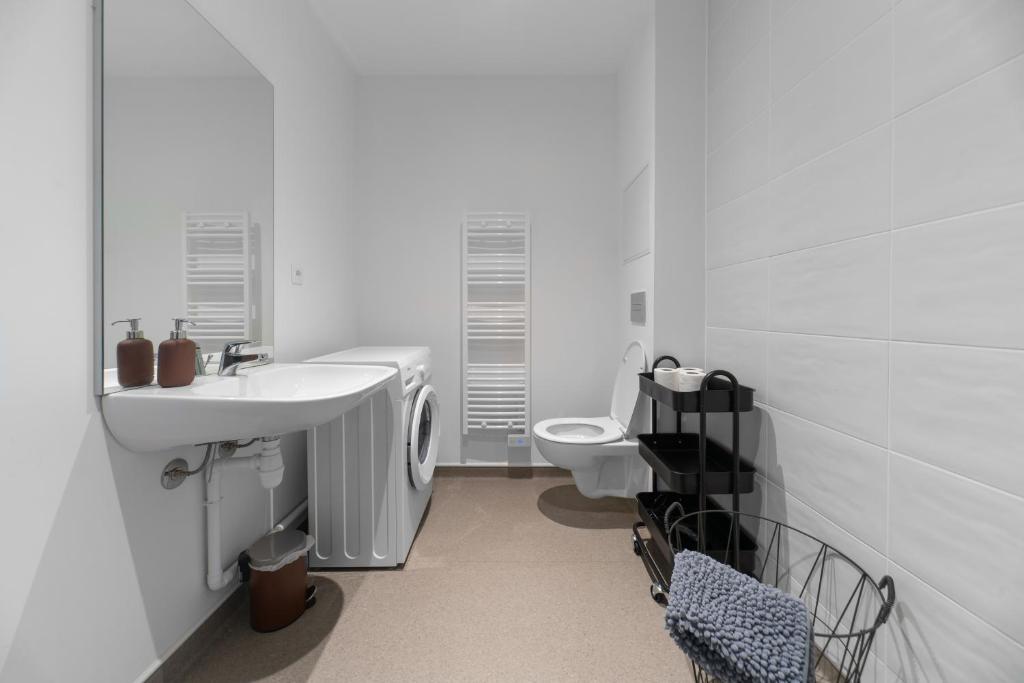 克莱蒙费朗Résidence Léon Blum - Appartements design - Parking的白色的浴室设有水槽和卫生间。