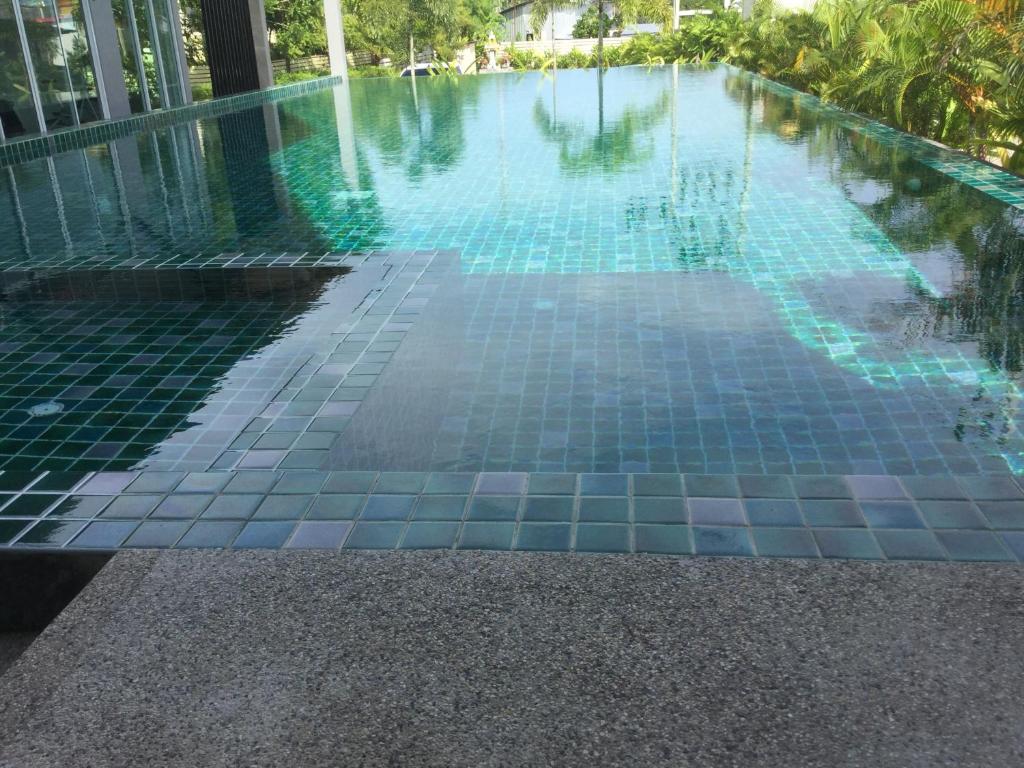 普吉镇Phuket naka Condon-13-45免费高速上网免费停车位的铺有蓝色瓷砖的游泳池