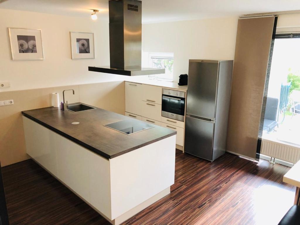 滨湖新锡德尔25h GARDEN Apartment PLUS private Beach的厨房配有冰箱和台面