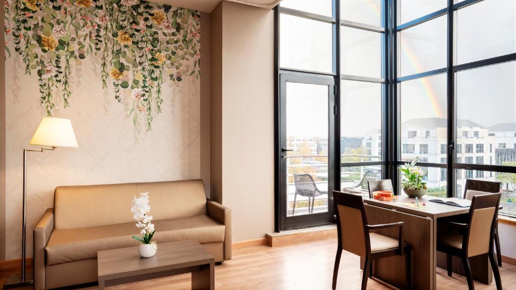 蒙泰夫兰雷斯迪家瓦勒欧洲酒店的客厅配有沙发和桌椅