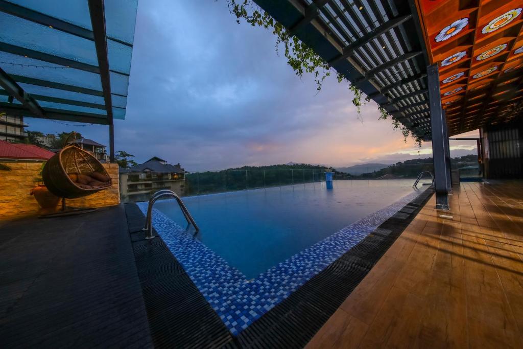 康提Serene Kandy的享有水景的游泳池