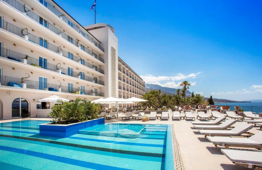图彻皮Bluesun Hotel Jadran的享有酒店和游泳池的景色