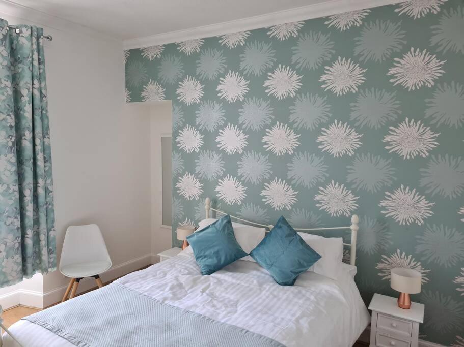 斯托诺韦Cosy home的一间卧室配有一张带蓝色和白色枕头的床