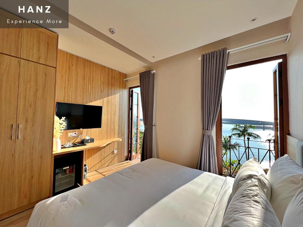 富国HANZ Lagoon Sunset Boutique Hotel的一间卧室设有一张床和一个大窗户