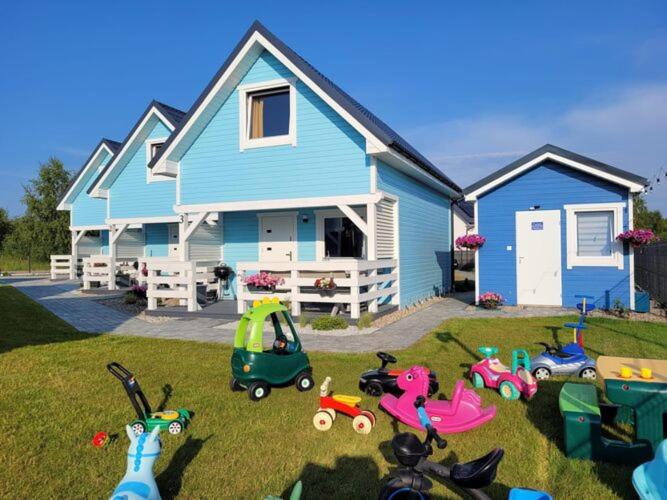 尼彻兹Comfortable holiday homes for 7 people, Niechorze的前面有玩具车的蓝色房子