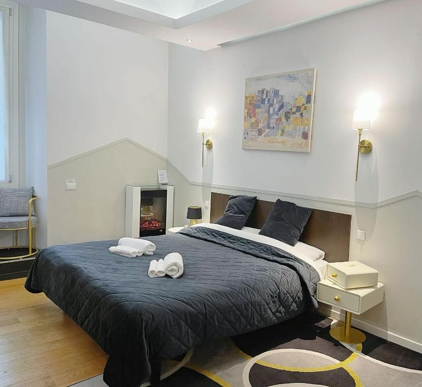 佛罗伦萨CASA IVH BNB的一间卧室配有一张大床和两条毛巾