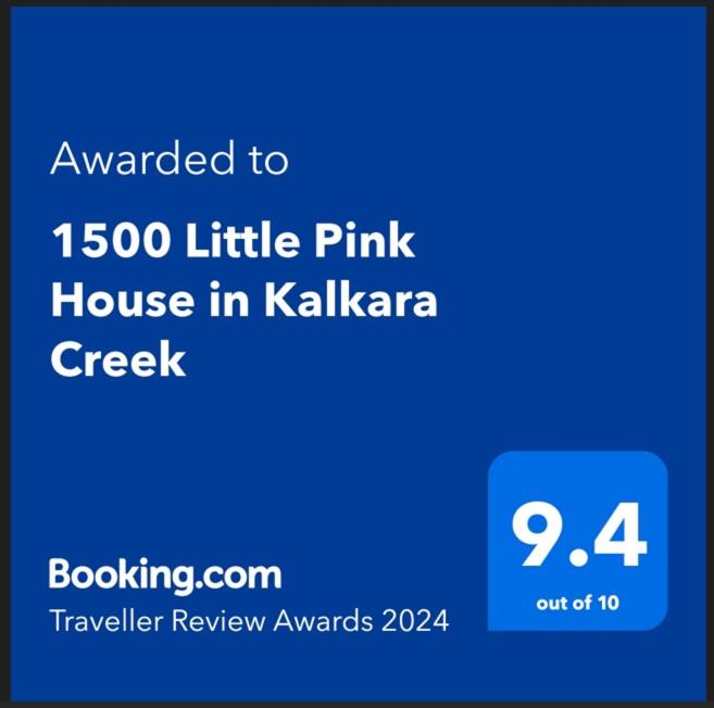 Kalkara1500 Little Pink House in Kalkara Creek的手机的屏幕,手机的文本被授予粉红色的小房子