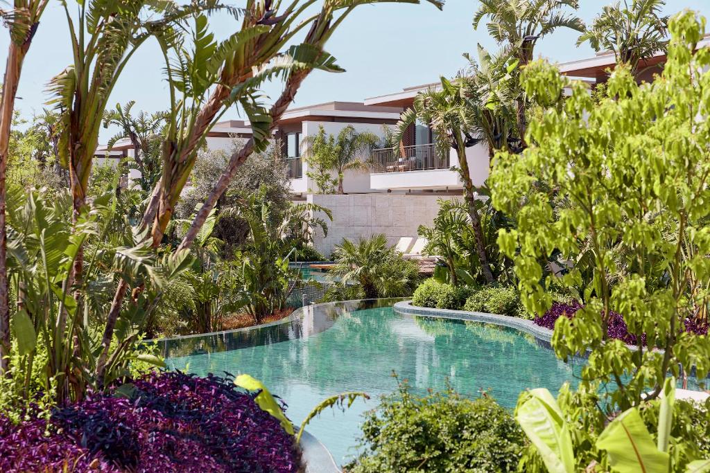 安塔利亚Bayou Villas-Ultra All Inclusive的花园中的一个游泳池