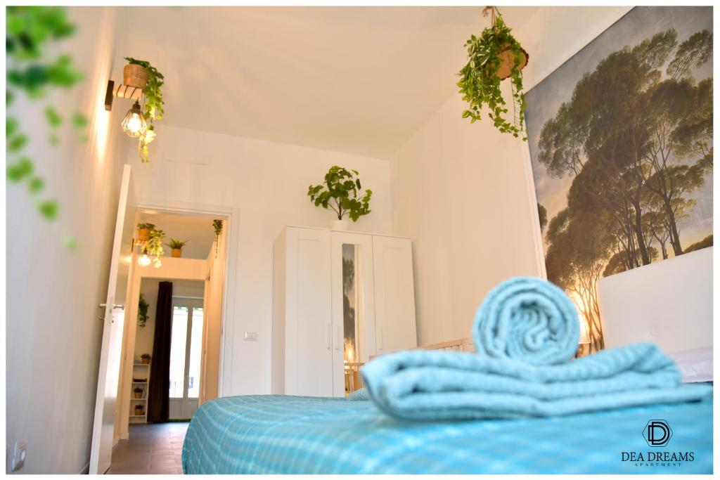 米兰DEA DREAMS Amendola Fiera Apartment Free Wi-Fi的一间卧室配有一张带蓝色毯子的床