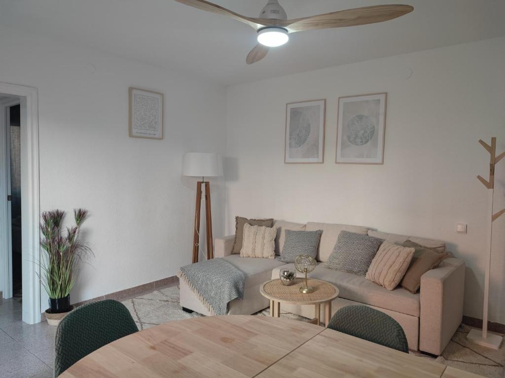 科尔内拉德罗布雷加特Feel Welcome Barcelona的客厅配有沙发和桌子