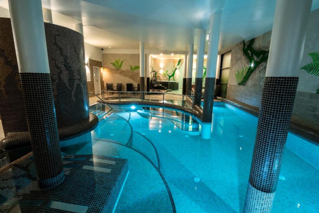 斯克拉斯卡波伦巴Malina Apartamenty的一座位于酒店大楼内的游泳池